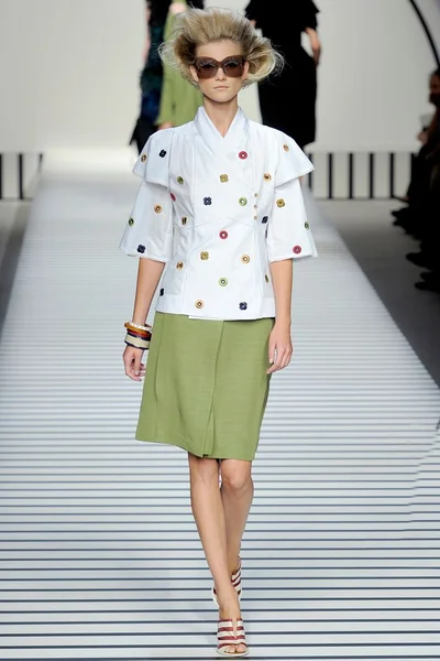 Look 16
